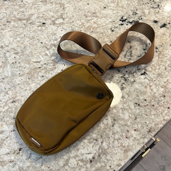 lululemon athletica Handbags - Lululemon everywhere belt bag in caramel